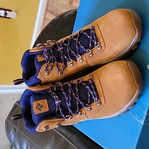 Nwt never wore.  Men Columbia boots sz.11